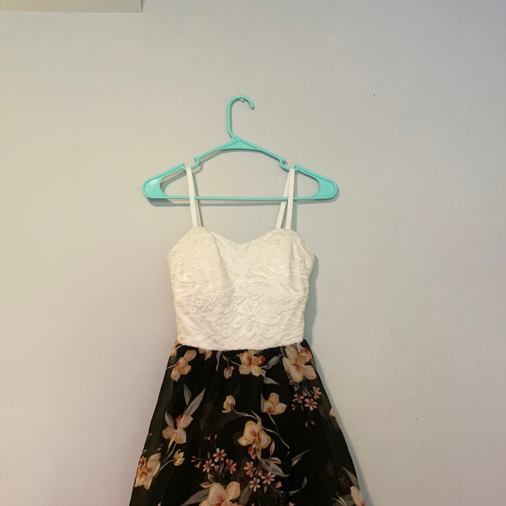 Very casual/elegant juniors dress. Worn once.